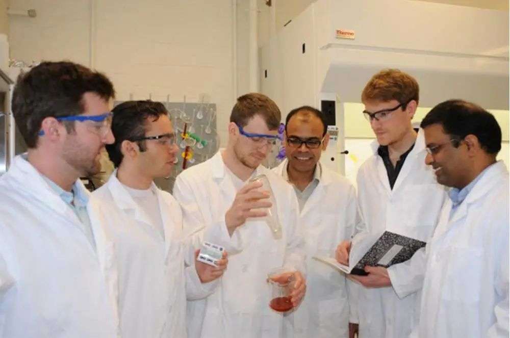 再也不用「擠牙膏」，高露潔換上的「潤(rùn)滑劑」包裝，讓牙膏從此一滴不剩